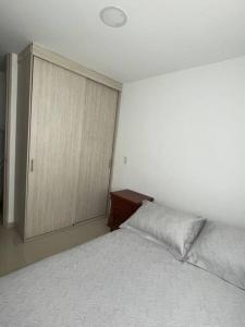 En eller flere senge i et værelse på Altavista Apartamento Lindo y Comodo Piso 8 en Pereira