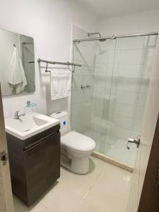 uma casa de banho com um chuveiro, um WC e um lavatório. em Altavista Apartamento Lindo y Comodo Piso 8 en Pereira em Pereira