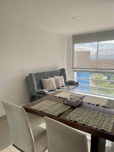 - un salon avec une table et un canapé dans l'établissement Altavista Apartamento Lindo y Comodo Piso 8 en Pereira, à Pereira