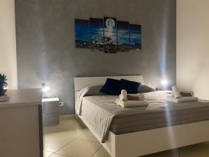 1 dormitorio con 1 cama con 2 toallas en Casa vacanza Luna, en Cassibile