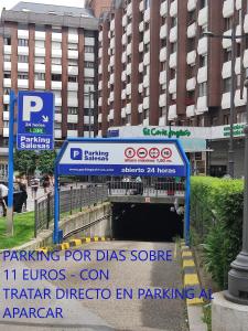 een bord voor een parkeertunnel in een stad bij SALESAS OVIEDO CENTRO COMERCIAL CORTE NGLES- Apartamento in Oviedo