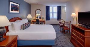 Habitación de hotel con cama grande y TV en Federal City Inn & Suites, en Nueva Orleans