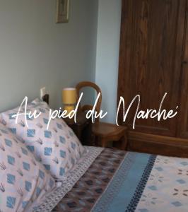 ein Bett mit einer Bettdecke darauf, mit den Worten auf einem Markt in der Unterkunft Au pied du Marché in La Châtre