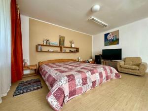 1 dormitorio con 1 cama y TV de pantalla plana en Guest house Saulkrasti, en Saulkrasti