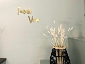 a black vase with a sign that reads first view at Mein Apartment, Forest View mit Balkon und Klima, bis 10 Personen in Bad Kreuznach