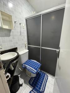 een badkamer met een douche, een toilet en een wastafel bij Chalé em Tamandaré in Tamandaré