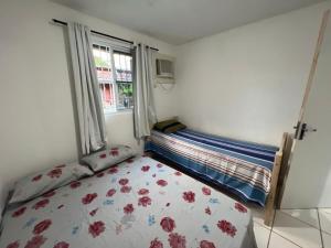 a bedroom with a bed and a window at Chalé em Tamandaré in Tamandaré +7 photos