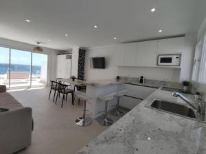 Kuchyňa alebo kuchynka v ubytovaní Front Sea View Penthouse