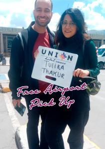 Union Hotel Cusco في كوسكو: رجل وامرأه يلبسون زي
