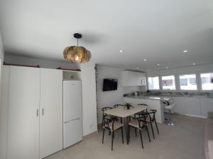 Kuchyňa alebo kuchynka v ubytovaní Front Sea View Penthouse