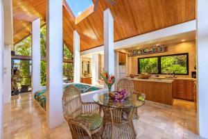 Foto sihtkohas Huelo asuva majutusasutuse Cliff House with Ocean Views in Haiku, Maui jungle galeriist