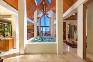 Voodi või voodid majutusasutuse Cliff House with Ocean Views in Haiku, Maui jungle toas
