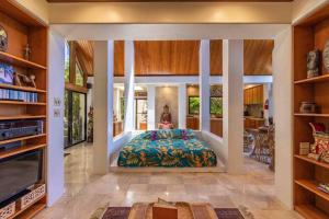 Voodi või voodid majutusasutuse Cliff House with Ocean Views in Haiku, Maui jungle toas