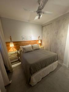 a bedroom with a bed and a ceiling fan at Departamento en Santa Fe Capital, sobre calle Boulevard Pellegrini in Santa Fe +8 photos