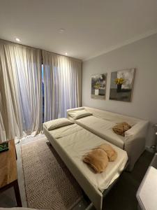 a bedroom with two beds and a window at Departamento en Santa Fe Capital, sobre calle Boulevard Pellegrini in Santa Fe