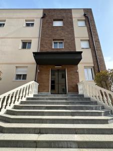 LedineKAME HOTEL BELGRADE,贝尔格莱德凯美酒店的建筑物前有楼梯的建筑物