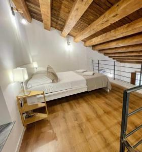 - une chambre blanche avec un lit et une table dans l'établissement Palermo Inn Boutique ApartHotel, à Palerme