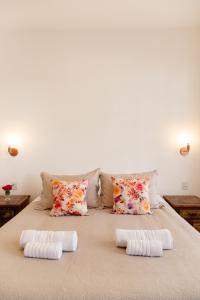 a large bed with two pillows on top of it at Pousada Pouso de Laura in Tiradentes