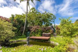 Aed väljaspool majutusasutust Jasmine Suite on Lush farm in Haiku, Maui jungle