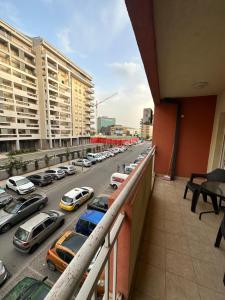 een balkon met uitzicht op een straat met auto's bij Big apartment 2 in Podgorica