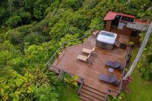 een luchtzicht op een huis met een terras bij Jasmine Suite on Lush farm in Haiku, Maui jungle in Huelo