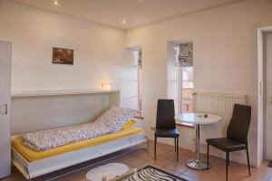ein Schlafzimmer mit einem Bett und einem Tisch und Stühlen in der Unterkunft Schlafen in Rosengarten in Rosengarten