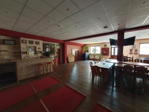 una habitación con una mesa y sillas y un bar en Hotel Restaurant TAPASTA, en Neuwied