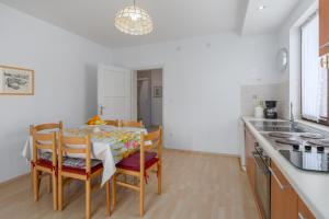 Kuchyňa alebo kuchynka v ubytovaní Apartments with WiFi Rovinj - 7144