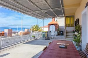 balcón con mesa y vistas al océano en Apartments with a parking space Sumpetar, Omis - 950, en Sumpetar