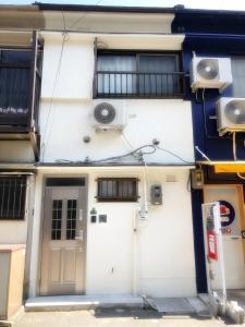 Casa blanca con puerta y ventanas en Nishikujo stay5 - Vacation STAY 14800 en Osaka