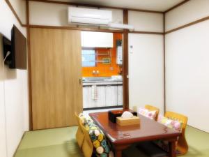 Cette petite chambre dispose d'une table et d'une fenêtre. dans l'établissement Nishikujo stay5 - Vacation STAY 14800, à Osaka