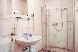 Ein Badezimmer in der Unterkunft Schlafen in Rosengarten
