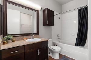 Ένα μπάνιο στο The Olivia: Riverwalk Loft +7 φωτογραφίες