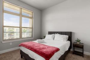 - une chambre avec un grand lit et une couverture rouge dans l'établissement The Olivia: Riverwalk Loft, à San Antonio