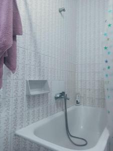 y baño con bañera y ducha. en CANTALARRANA, en Cangas de Morrazo