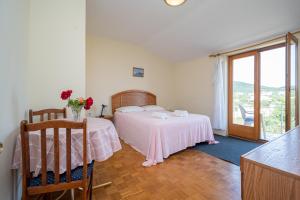 Postel nebo postele na pokoji v ubytování Apartments and rooms by the sea Mrljane, Pasman - 327