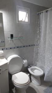 uma casa de banho branca com um WC e um lavatório em Dpto Belgrano Bea em Buenos Aires