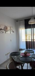 um quarto com quatro mesas e cadeiras e uma janela em Dpto Belgrano Bea em Buenos Aires