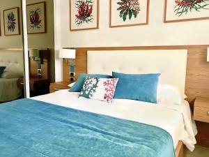 מיטה או מיטות בחדר ב-Cana Rock Condos Penthouse Vista Espectacular Golf & Jacuzzi B-336 y B-330