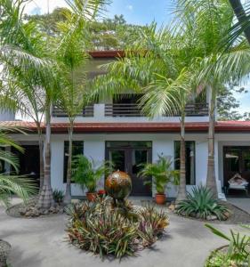 un edificio con palmeras delante en Good Life Lodge, en Sámara