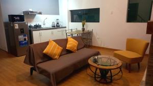 卡哈馬卡的住宿－Casa de Campo Mirador de la Retama，客厅配有沙发和桌子