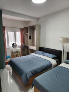a bedroom with two beds and a table and a window at Camping Styles 2 Emerald Avenue Cameron Highlands 10Pax 821 Wifi in Brinchang