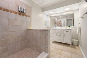 ein Badezimmer mit Dusche und Waschbecken in der Unterkunft Boaters Bayshore Bungalow in Naples + 35 Fotos