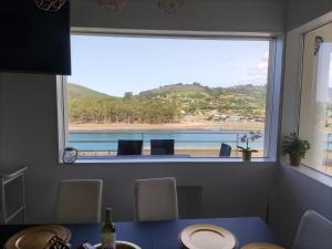una ventana en una cocina con vistas al océano en VILLA MARIA I CASA MONICA Y GEORGE PLAYA EL PUNTAL CASA ADOSADA Villaviciosa, en Villaviciosa