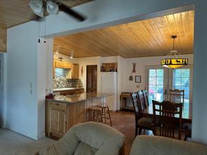 una cucina e una sala da pranzo con tavolo e sedie di Long Shot Cabin a Red River