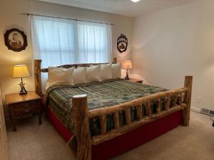 una camera con un grande letto in legno di Long Shot Cabin a Red River