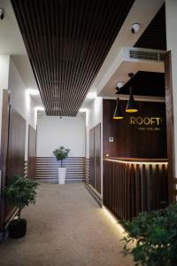 un couloir d'un hôtel avec deux plantes en pot dans l'établissement Rooftop Apart-Hotel, à Erevan