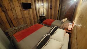 TV a/nebo společenská místnost v ubytování Cabañas & Habitaciones Del Alto