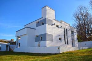 un edificio blanco con escaleras al costado en La Soñada in 