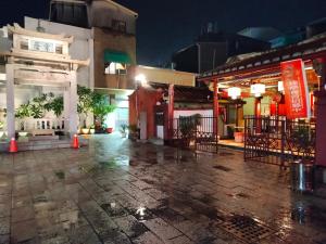 una strada vuota in una città di notte di Zhuge Hospitality Homestay a Tainan